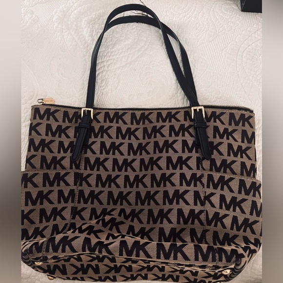 PRE LOVED MICHAELS KORS SHOULDER BAG
BLACK CREAM - Picture 2 of 6